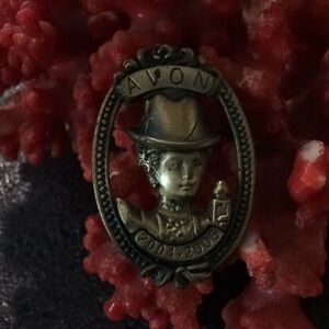 Vintage Avon cameo brass brooch